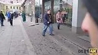 Sie wird von ihrem Mann in den Arsch gefickt