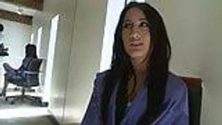 Italienische Brünette amia Miley beim reiten