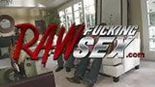 Harter Fick in Nahaufnahme mit Paige Turnah