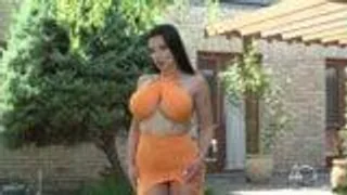 Pornostar Aletta Ocean - Brünette verführt den Gärtner
