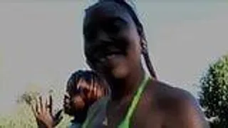 Zwei schwarze Babes blasen am Pool