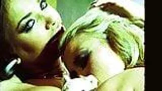 Blondine und Brünette ficken sich mit einem Vibrator