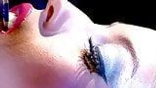 Deepthroat und dann lecken sie sich die Nippel und den Schwanz sauber