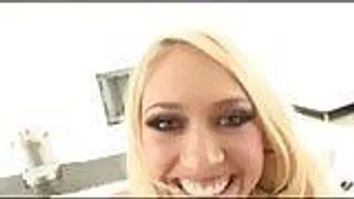 Die kleine ist eine richtige Schlampe - Dildo und Schwanz für die blonde Schlampe
