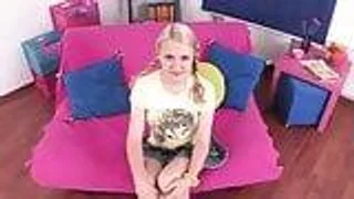 Teen Tori wird hart in den Arsch gefickt