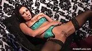 Kirsten price macht es sich auf dem Stuhl