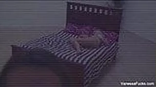 Dani wacht Vanessa für einen geilen Lesbensex