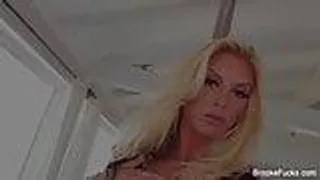 Vollbusige Blondine Brooke masturbiert vor der Kamera