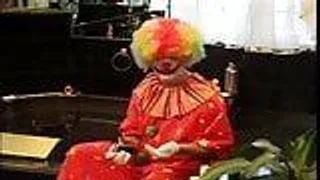 Blonde Milf treibt es mit einem Clown