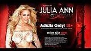 Sexy Milf Julia Ann lathers wäscht sich unter der Dusche