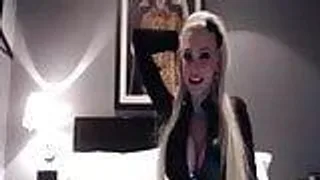 Meine Milf spielt mit ihrer rasierten Muschi