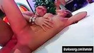 Bisexuelle Pornostars ficken bei einer Orgie