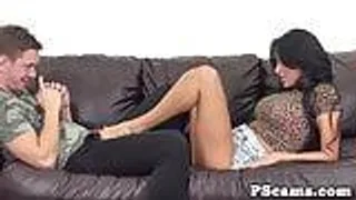 Anissa Kate fickt und bläst vor der Webcam