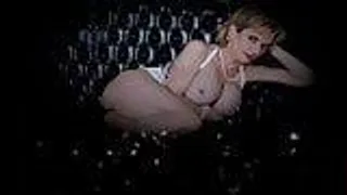 Lady Sonia rubbelt sich die Muschi