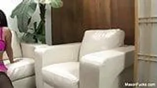 Mason Moore und zoe Britton machen es sich auf der Couch