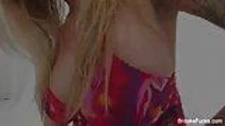 Brooke zeigt ihre dicken Titten und ihre enge Muschi