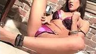 Capri zieht sich aus und masturbiert