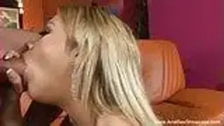 Hübsche Blondine nimmt ihn in den Arsch