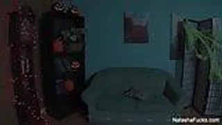 Natasha ölt ihre Titten ein und spielt mit ihrer Pussy
