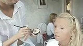 Szene mit sexy Babes mit kleinen Titten
