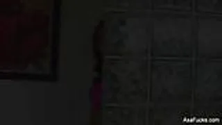 Asa Akira spielt mit ihrer engen Muschi