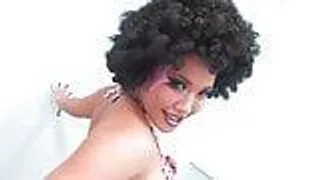 Rollergirl London stopft ihre feuchte Muschi mit einem Sextoy