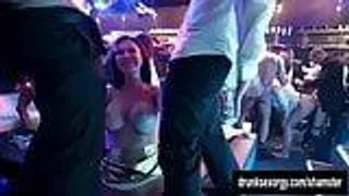 Versauter pornostar bläst gleich zwei Schwänze im Club
