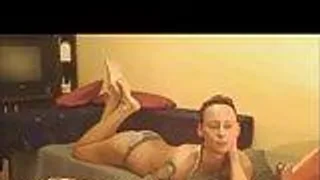Kurzhaarige Milf strippt und zeigt ihre Pussy