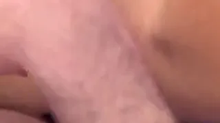 Reifes Luder mit dicken Möpsen räkelt sich auf der Couch