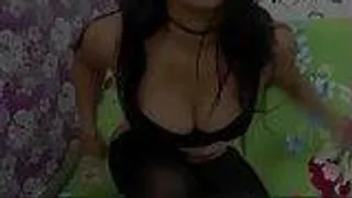 Dicker Arsch rasierte Latina benutzt ihren Dildo