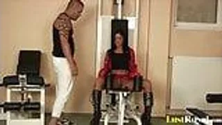 Vollbusige Milf Angelica Heart verwöhnt harten Schwanz