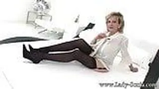 Dickbusige Milf Lady Sonia bringt sich hart zum Höhepunkt