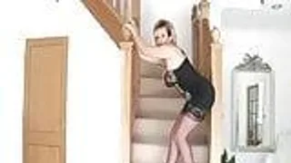 Englische Milf lässt sich auf der Treppe vernaschen