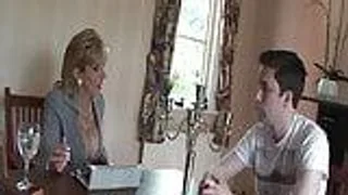 Milf verführt jungen Kerl mit ihre Titten