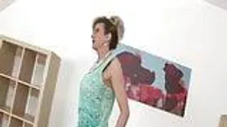 Lady Sonia wird zum strippen erpresst