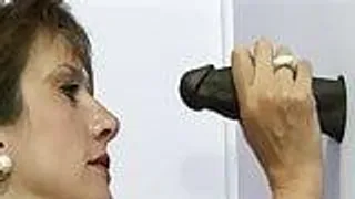Lady Sonja besucht ihren schwarzen Schwanz am Glory hole