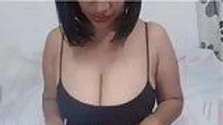 Hübsche busige Latina wackelt Arsch und masturbiert