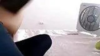 Hübsche Latina rubbelt ihre füsse und füsse