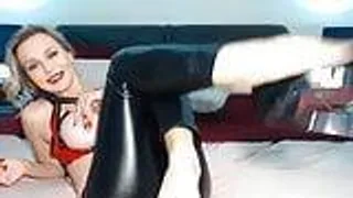 Babe mit dicken Titten masturbiert mit Dildo