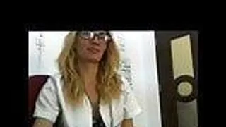 Milf macht es sich selbst auf der Arbeit
