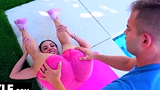 Yoga mit der sportlichen Milf Sandy wild