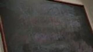 Schlanke Lesbe stöhnt während sie von ihrer Freundin gebumst wird