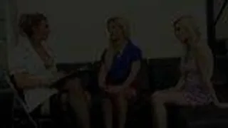 Lesben Cherie Deville und Skylar Green spielen mit ihren füßen