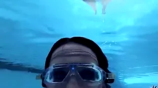 Die Brünette Cougar Sofie Marie spielt sich an der Fotze während sie Wasser wäre